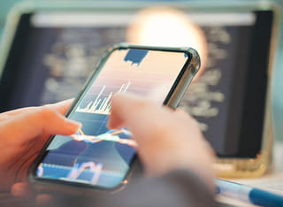 Investeerder bekijkt het transparante proces van opname en geldoverboeking