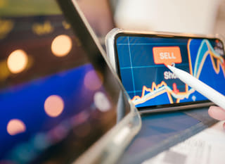 Trader voor meerdere markten die Bitcoin, Ethereum en forexopties analyseert